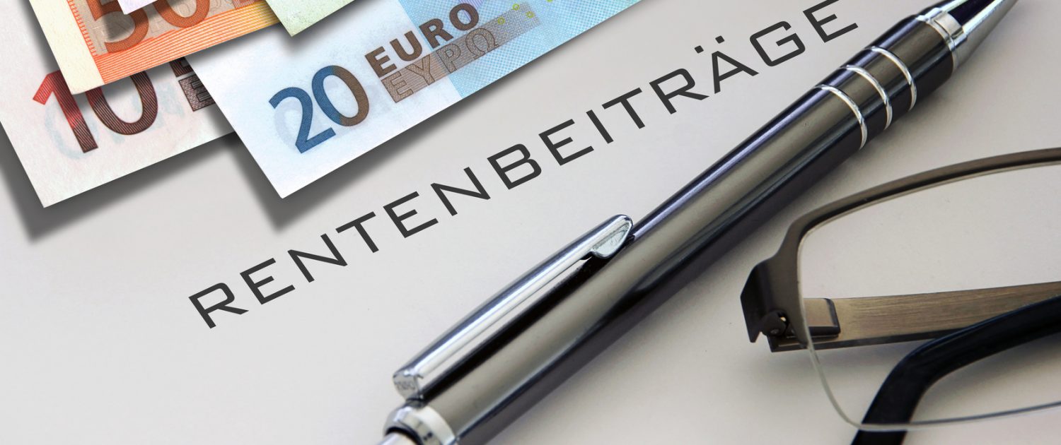 Schreiben Rentenbeiträge mit Euro-Scheinen, Kugelschreiber und Brille