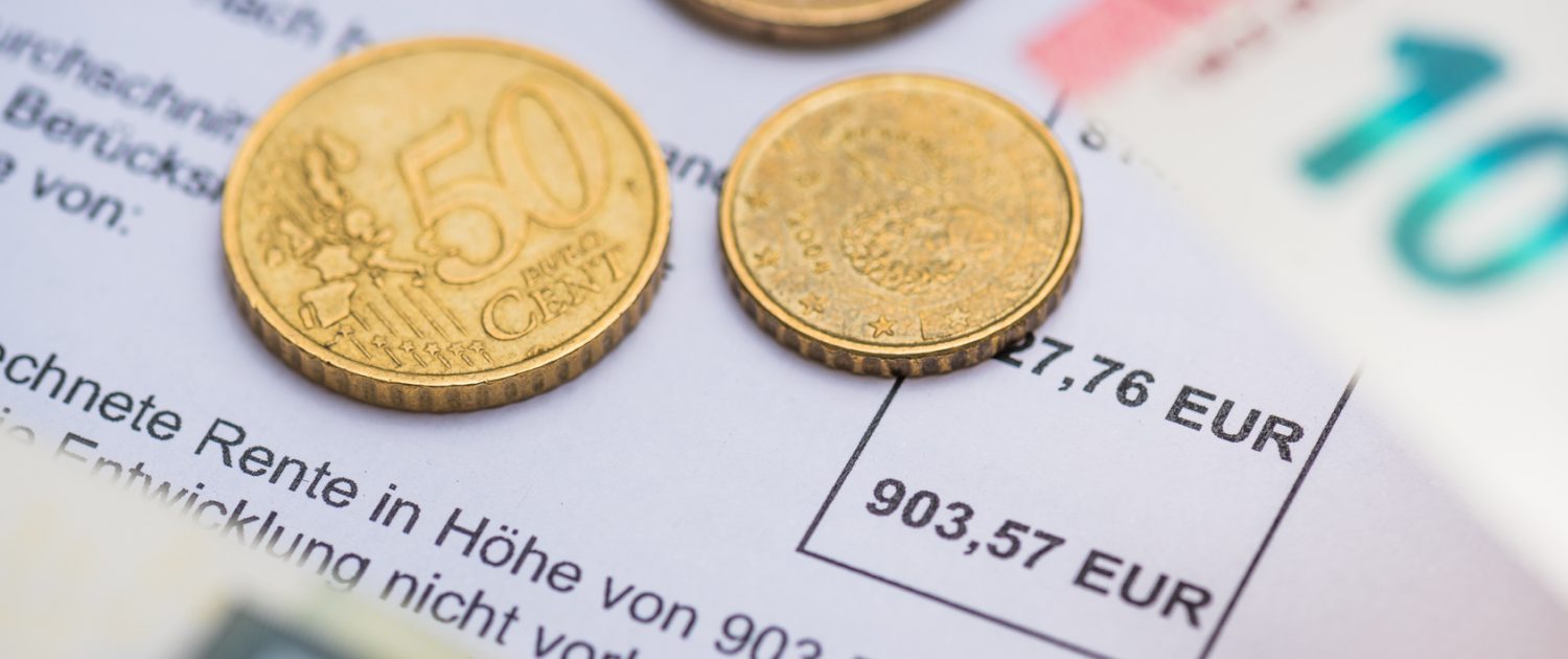 Brief mit Renteninformation und einigen Euro Muenzen